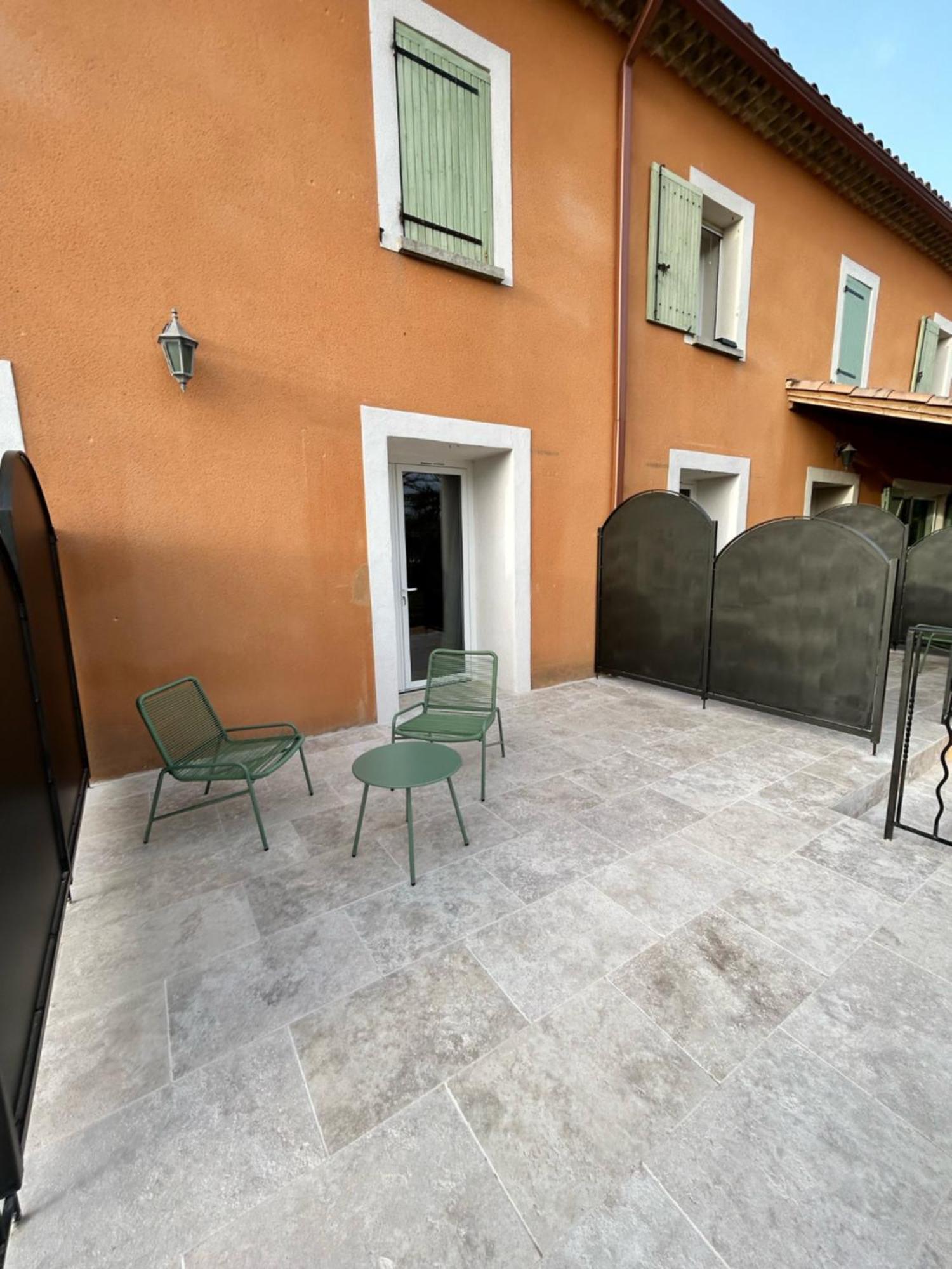 La Capucelle Bed & Breakfast Caderousse Exterior photo